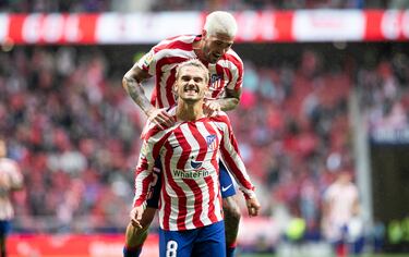 El jugador rojiblanco Griezmann celebra con Rodrigo de Paul el 1-0 a la Real Sociedad. A 15 de Luis.