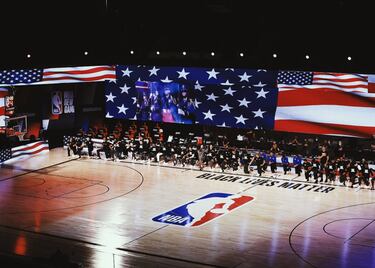 Los casos de abusos de abuso policial contra las minorías, especialmente la población afroamericana, las protestas que recorrían las calles y la crispación social que precedió a la caída de Donald Trump en las elecciones de noviembre, estuvieron a punto de parar totalmente la NBA en plenos playoffs. El 26 de agosto Milwaukee Bucks, tras un escándalo policial en su estado, Wisconsin, se plantó y lideró un boicot que siguieron el resto de equipos. Tras horas muy tensas y reuniones con mucho en juego, la temporada se retomó después de más compromisos de la NBA y las treinta franquicias con la causa de la justicia social y la lucha contra el racismo sistémico.