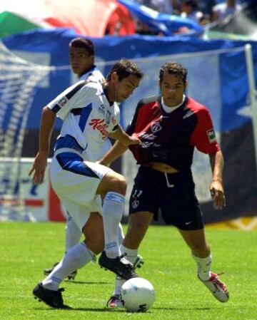 Imagen de la Jornada 10 del Clausura 2003 que terminó con empate a dos entre Querétaro y Atlas. Daniel Osorno, del Atlas, pelea por el balón con el argentino Cristian Traverso.