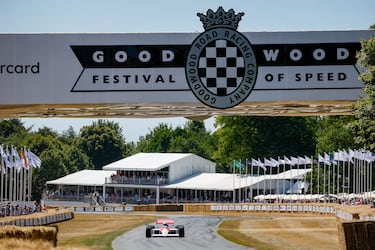 El McLaren MP4/4 es un monoplaza de Fórmula 1 que compitió en la temporada de 1988. Fue diseñado para el equipo McLaren y pilotado por Ayrton Senna y Alain Prost. 
El coche fue un éxito rotundo, ganando 15 de las 16 carreras de la temporada y logrando que Senna y Prost ocuparan los dos primeros puestos del campeonato. 