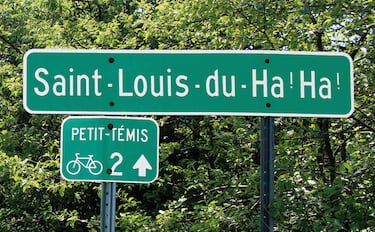 Situado en Quebec, ubicada al este de Canadá, es el único topónimo en el mundo que incluye dos signos de exclamación. El "Ha! Ha!" proviene de un arcaísmo en francés que se refiere a un obstáculo en el camino o una vía sin salida.