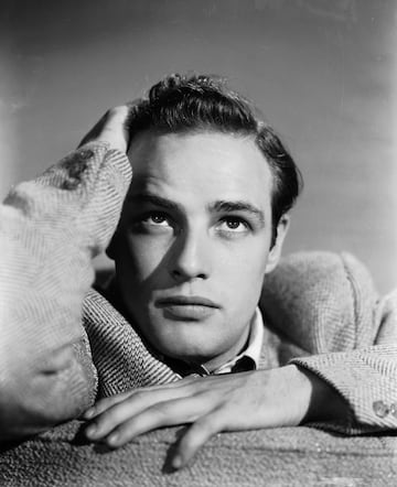 A?o de la foto: 1950.
Amado y odiado a partes iguales, Brando tuvo un gran xito cuando actu en la pelcula Un tranva llamado deseo (1951), basada en la obra teatral que ya haba interpretado. En el filme comparti roles con Vivien Leigh, Karl Malden y Kim Hunter. 3 a?os ms tarde gan su primer Oscar por La ley del Silencio. Brando, con una apriencia fuerte y atltica, interpret personajes acordes a esa apriencia fsca, pero a finales de los 60 engord a la par que envejeca y las ofertas de trabajo escaseaban hasta que lleg el papel que le devolvi al estrellato, el de Vito Corleone en El Padrino (1972).
:  American actor and movie legend, , in a publicity still for his first film 'The Men' in which he plays a paraplegic war veteran.  (Photo via John Kobal Foundation/Getty Images)