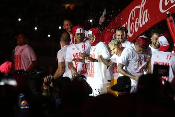 PER47. LIMA (PERÚ), 15/11/2017.- Los jugadores de la selección peruana celebran en medio del Estadio Nacional de Lima luego de la clasificación de su país al Mundial de Rusia 2018 hoy, miércoles 15 de noviembre de 2017, tras vencer 2-0 a la selección de Nueva Zelanda al termino del partido de repesca disputado entre ambos equipos en Lima (Perú). EFE/Germán Falcón