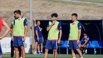 Aitor Gismera, junto a Azpilicueta y Kostis en un entrenamiento del Atlético.