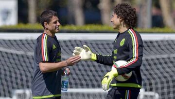 Foto de accion el Entrenamiento de la Seleccion Nacional de Mexico (Seleccion Mexicana) de cara a su partido de preparacion contra la Seleccion de Ecuador, en la foto: Javier -El Chicharito- Hernandez y Guillermo Ochoa
 
 24/03/2015/MEXSPORT/Victor Posadas.
 
 Lugar: instalaciones de UCLA
