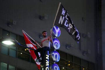 Los seguidores de Toronto Raptors salieron a las calles de la capital de la provincia de Ontario para celebrar por todo lo alto la consecución del anillo de la NBA tras derrotar en las finales a Golden State Warriors. 