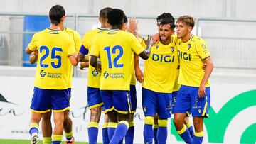 Marcos Denia es abrazado por varios de sus compañeros tras conseguir el gol del empate ante el Al-Ettifaq.