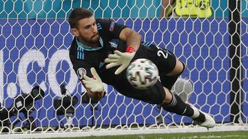 Unai Simón para uno de los penaltis de la tanda contra Suiza.