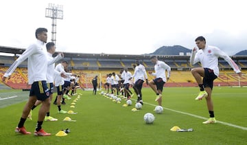 El equipo de Reinaldo Rueda realizó su última práctica en la capital colombiana en el estadio El Campín. Viajarán a Montevideo este martes 5 de octubre y allí continuarán con su preparación para enfrentar a la Selección de Uruguay este jueves 7 de octubre. 