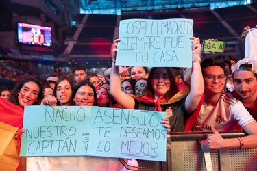 Aficionadas muestran diferentes pancartas dedicadas a Joselu, Nacho y Asensio.