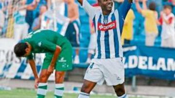 <b>MÁS CERCA. </b>Sinama lavanta los brazos en un partido de Liga con el Recreativo.