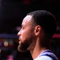 Another record setting night for Steph Curry: He jumps ahead of Dwyane Wade in this exclusive list