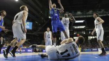 Stefan Bircevic (Movistar Estudiantes) anota con Axel Hervelle (Dominion Bilbao) caído en el suelo.