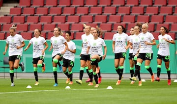 Las jugadoras del Wolfsburgo lucieron camisetas con el lema ‘Black Lives Matter’ durante el calentamiento previo a la final de Copa que las enfrentaba al Essen en Colonia. Después de ser solidarias se llevaron el título, para lo que necesitaron ir a la prórroga y a los penaltis. 4-3 fue el resultado final.