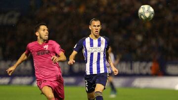 Son trata de alcanzar el balón.