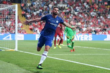 0-1. Olivier Giroud celebró el primer gol.