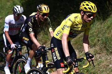 El maillot amarillo, Jonas Vingegaard, delante de su compañero Wilco Kelderman y de su gran rival, Tadej Pogacar, durante la trepidante 12ª etapa del Tour 2023.