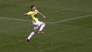 El jugador del L'Hospitalet Alcaraz celebra el gol marcado al Atlético de Madrid, durante el partido de vuelta de los dieciseisavos de final de la Copa del Rey que se juega esta tarde en el estadio Vicente Calderón. 