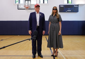 El candidato presidencial republicano, Donald Trump, acompañado por su mujer, Melania Trump, llegando en el Centro de Recreación Mandel, para emitir su voto.