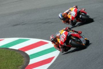 GP de Italia  Difícil fin de semana para Márquez. El piloto de Cervera sufrió una aparatosa caída en los segundos entrenamientos libres que le provocó una abrasión en la barbilla y una fisura en el húmero del brazo derecho. Pese a ello, disputó la carrera pero a falta de tres vueltas para el final y ocupando la segunda posición, acabó por los suelos rompiendo así su racha de podios.