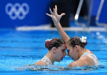 Spain's Alisa Ozhogina Ozhogin and Spain's Iris Tio Casas compete in the final of the women's duet free routine artistic swimming event during the Tokyo 2020 Olympic Games at the Tokyo Aquatics Centre in Tokyo on August 4, 2021. (Photo by Attila KISBENEDEK / AFP)
SUPLEMENTO ESPECIAL JUEGOS OLIMPICOS TOKIO 2020 
PUBLICADA 05/08/21 PAG14 1COL