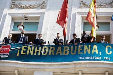 Los jugadores del Real Madrid de baloncesto, saludando a los aficionados desde el balcón de la Comunidad de Madrid.