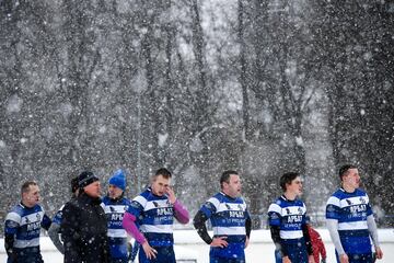 Jugadores de rugby aficionados participan en un torneo de rugby sobre la nieve en el suburbio de Zelenograd de Moscú. El evento deportivo anual reúne a 28 equipos masculinos y 12 femeninos.