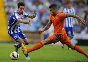 Isaac Cuenca ante Nicolás Otamendi.