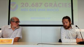 Los portavoces de la plataforma "Més que una moció", Ricard Faura (i) y Marc Duch (d), durante la rueda de prensa ofrecida esta tarde en la que valoraron el proceso de validación de las firmas presentadas en la moción