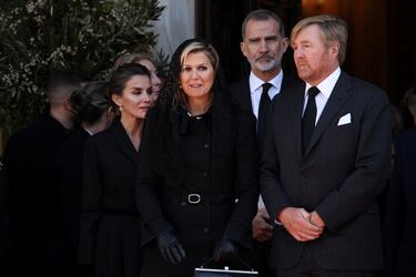 El rey Guillermo Alejandro de los Países Bajos, la reina Máxima, el rey Felipe VI de España y la reina Letizia a la salida del funeral de Constantino II de Grecia. 