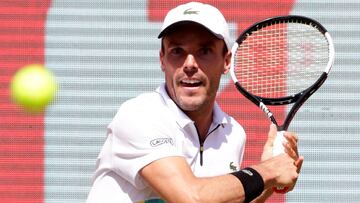 Roberto Bautista devuelve una bola durante su partido ante Matteo Berrettini en el torneo de exhibición Bett1Aces de Berlín.
