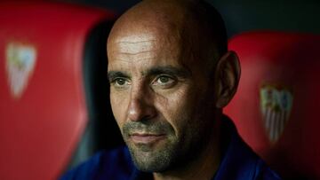 Monchi sentado en el banquillo del Pizjuan.