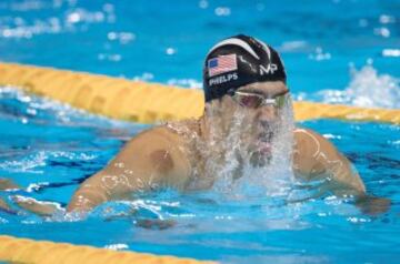 El ser humano ha practicado deporte acuático desde épocas remotas. La práctica de la natación, nado sincronizado, clavados y waterpolo es muy común alrededor del mundo y son considerados deportes olímpicos. También existen otros más como el nado en aguas abiertas, buceo, vela y esquí acuático que de a poco ganan popularidad.