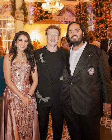 El director ejecutivo de Meta, Mark Zuckerberg, posa con Anant Ambani, hijo de Mukesh Ambani, presidente de Reliance Industries, y Radhika Merchant, hija del industrial Viren Merchant, durante sus celebraciones previas a la boda.
