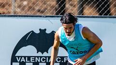 Cavani entrenando este domingo en Paterna.