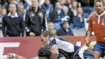 <b>TRACTOR ALL BLACK. </b>Parks no puede evitar el ensayo de Williams en un Murrayfield invadido de magia All Black: Lomu en un palco, seguidores en la grada y 'haka' en el césped.