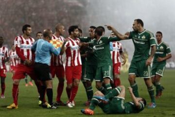 Es la gran atracción del fútbol griego. En su origen el Olympiacos, fundado en El Pireo (el puerto de Atenas), representaba a la clase trabajadora. El Panathinaikos, fundado en el centro de la ciudad, pertenecía a la clase alta. 