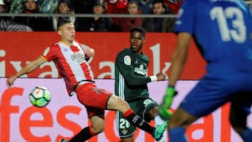 GRAF3281. GIRONA, 13/04/2018.- El centrocampista del Girona Pablo Maffeo (i) presiona al dominicano Júnior Firpo (c), defensa del Real Betis, durante el partido de la jornada trigésima segunda de Liga en Primera División que se juega