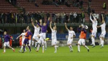 Los jugadores de la Fiorentina celebran su victoria en el Meazza ante el Inter.