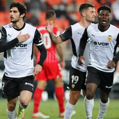 Aprobados y suspensos: El Valencia sobrevive con la 'Triple G'