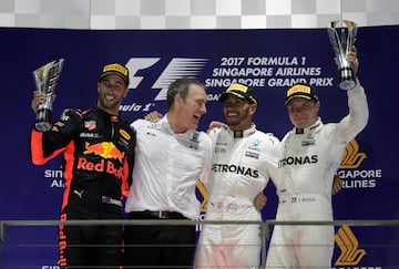 Lewis Hamilton celebrando su victoria junto a Daniel Ricciardo y  Valtteri Bottas.