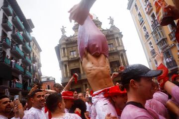 Ambiente en la Plaza Consistorial, plaza que está situada en el corazón del Casco Antiguo de Pamplona, donde se realiza el Chupinazo. 