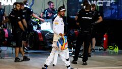 Alonso pasa por delante del box de Mercedes. 