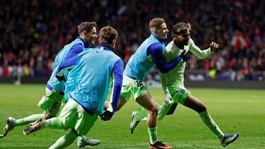 Lamine Yamal, felicitado por sus compañeros tras su gol al Atlético.