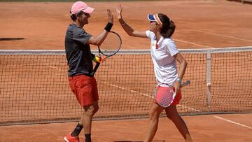 Imagen de un entrenamiento sobre una pista de tenis.
