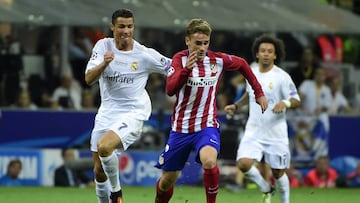Real Madrid's Portuguese forward Cristiano Ronaldo (L) fights for the ball with Atletico Madrid's French forward Antoine Griezmann during the UEFA Champions League final football match between Real Madrid and Atletico Madrid at San Siro Stadium in Milan, on May 28, 2016. / AFP PHOTO / OLIVIER MORIN