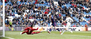 Real Madrid 0-1 Eibar | Recibió Escalante dentro del área, vio perfecta la incorporación de Cardona en el segundo palo y este controló y batió a Keylor en el mano a mano picando perfecta la pelota.