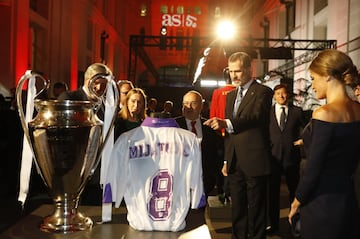 Sus Majestades los Reyes disfrutan de la exposición habilitada para la Gala. 