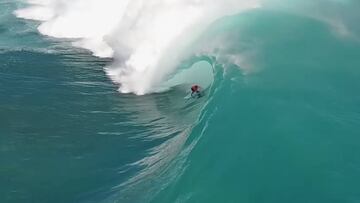 Nic Von Rupp surfeando con una camiseta naranja en Kandui, una ola de Indonesia.