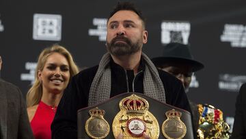 Óscar de la Hoya durante una conferencia de prensa.